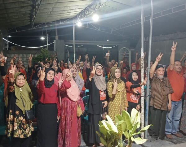 Kampanye di Kelurahan Miji Kota Mojokerto, Ning Ita Jadi Sasaran Foto Warga