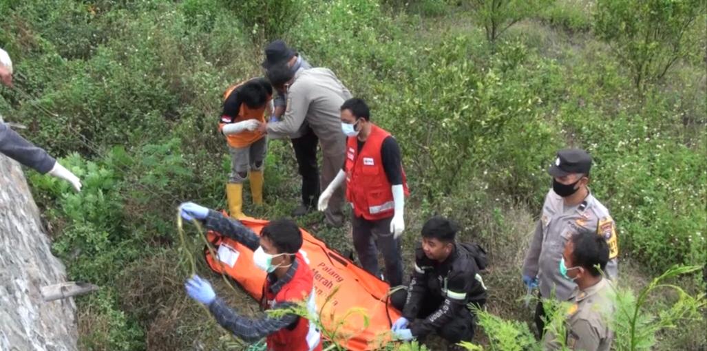 Proses evakuasi penemuan mayat pria tanpa identitas di Lingkungan Rejoto, Kelurahan Pulorejo, Kecamatan Prajurit Kulon, Kota Mojokerto, Sabtu (2/11/2024) (Andy / Kabarterdepan.com) 