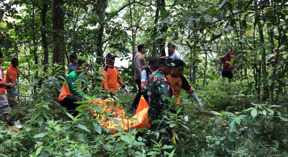Petugas mengevakuasi mayat pria di area Hutan Raden Soerdjo, Kecamatan Pacet, Kabupaten Mojokerto, Minggu (3/10/2024) pagi (Andy / Kabarterdepan.com) 