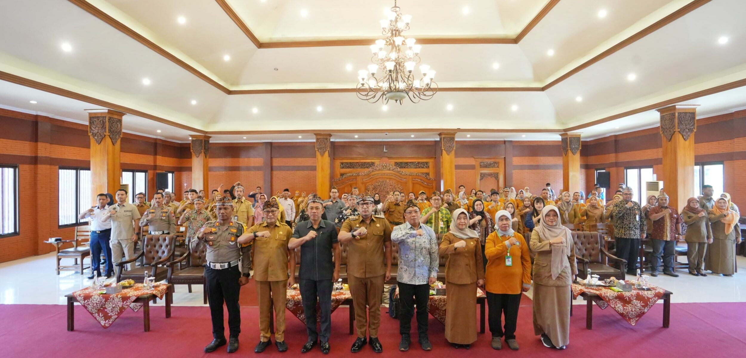 Potret walikota bersama rekan lainnya setelah sambut tim verifikasi lapangan sehat. (Redaksi / Kabarterdepan.com)