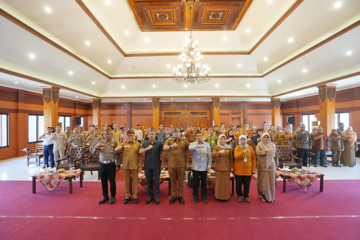 Potret walikota bersama rekan lainnya setelah sambut tim verifikasi lapangan sehat. (Redaksi / Kabarterdepan.com)