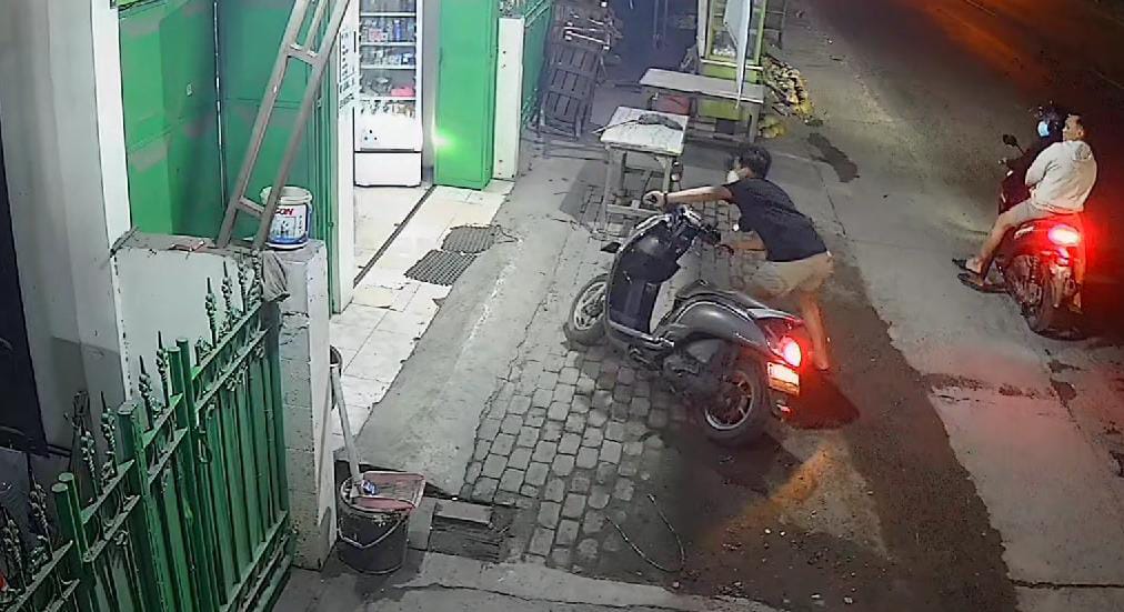 Tangkapan layar rekaman CCTV saat pelaku meninggalkan motor curian di Dusun Gunungsari, Desa Watesnegoro, Kecamatan Ngoro, Kabupaten Mojokerto, Sabtu (2/11/2024) malam (Andy / Kabarterdepan.com) 