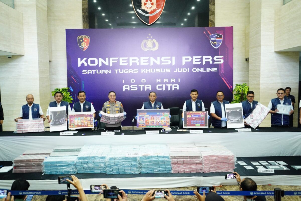Potret kapolri beserta barang bukti judi online. (Redaksi / Kabarterdepan.com)