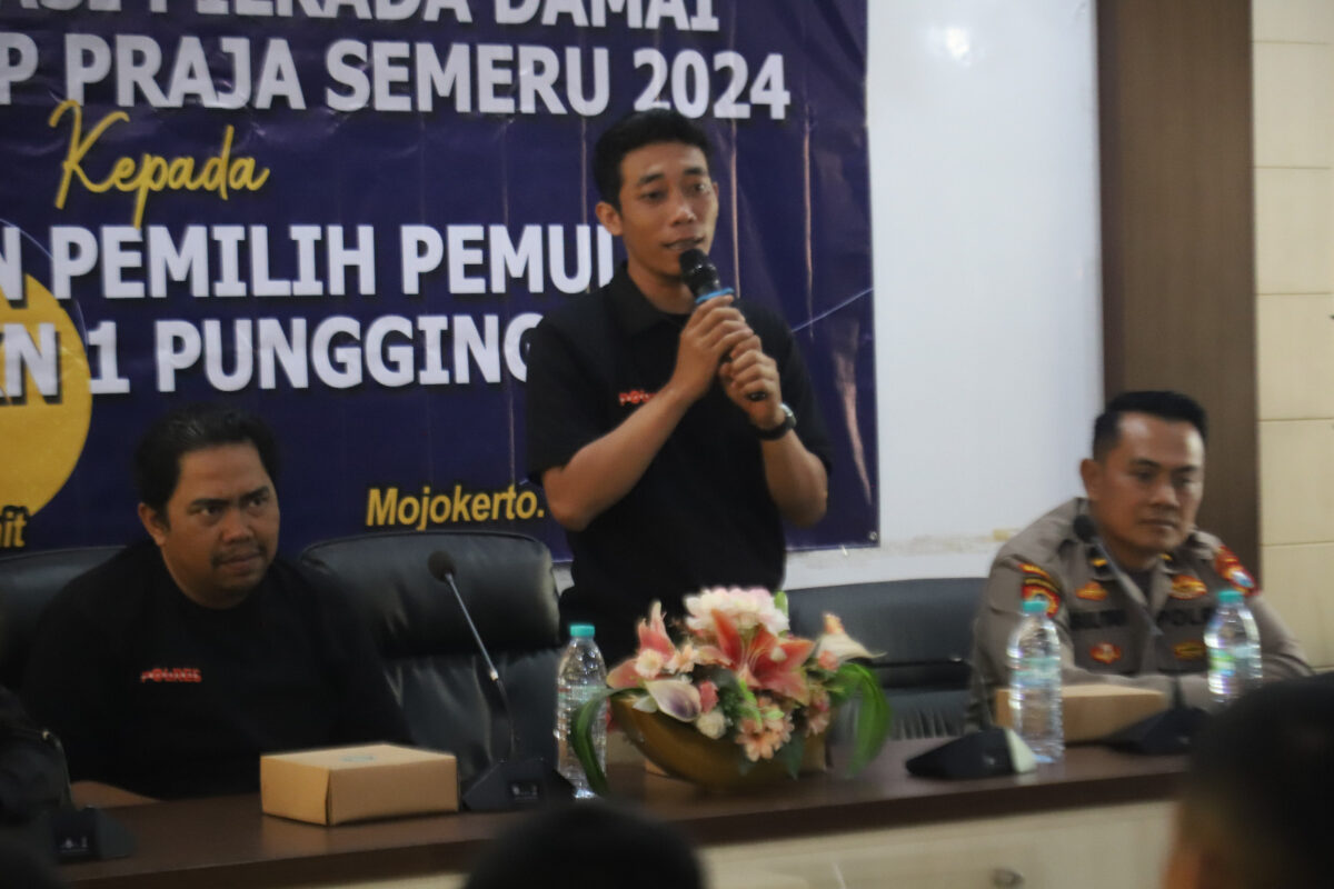 Influencer dan Pemilik Akun Instagram @updatemojokerto, Fuad Amanullah saat menjadi narasumber di SMKN 1 Pungging. (Redaksi / Kabarterdepan.com)