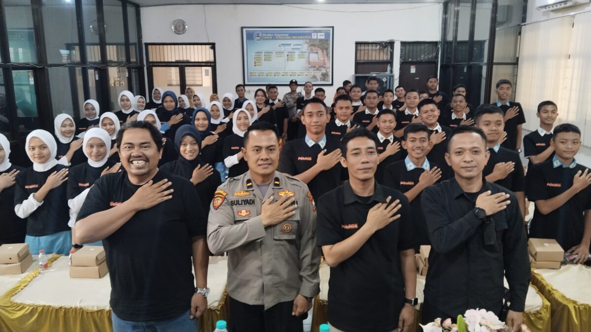 Sesi foto bersama influencer @updatemojokerto, @untung.theexplorer, Ipda Joshua Bertus dan 90 siswa-siswi pemilih pemula. (Redaksi / Kabarterdepan.com)