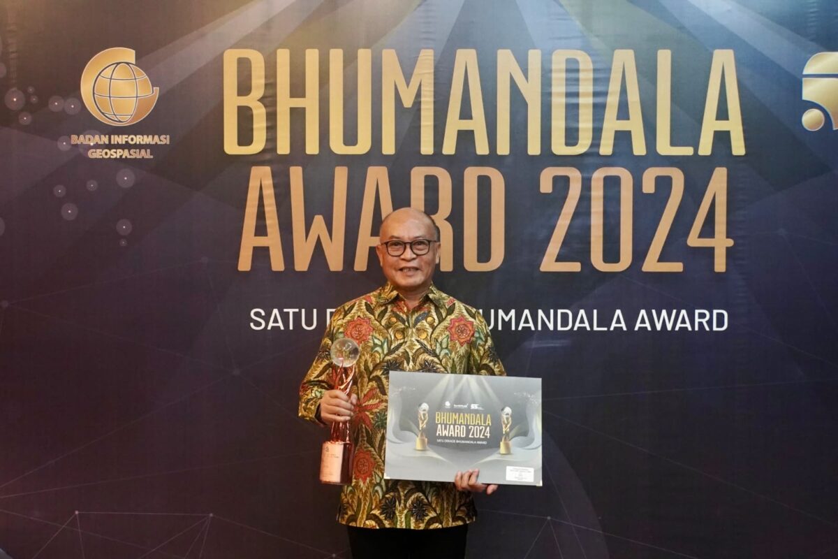 Agung Moeljono Soebagijo Kepala Badan Perencanaan Pembangunan Riset dan Inovasi Daerah (Bapperida) Kota Mojokerto, yang mewakili untuk menerima penghargaan. (Redaksi / Kabarterdepan.com)