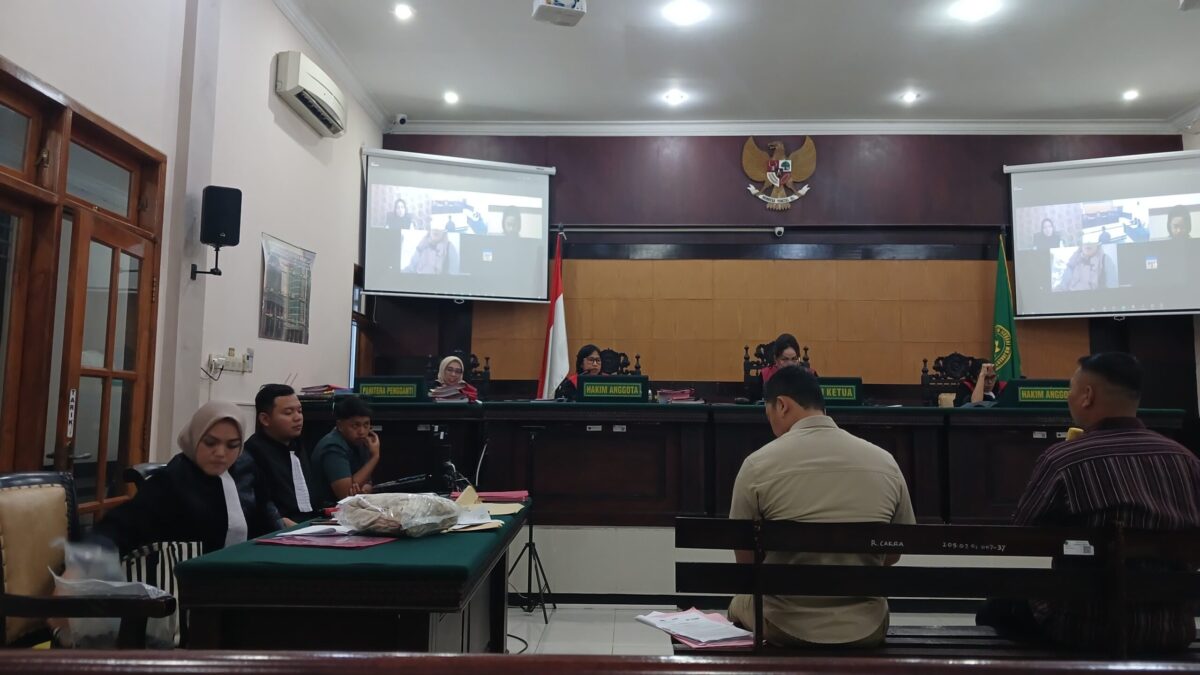 Sidang kasus pidana rumah tangga, Polwan bakar suami di Mojokerto dihadiri oleh 2 saksi ahli dan 2 saksi biasa. (Firda / Kabarterdepan.com)