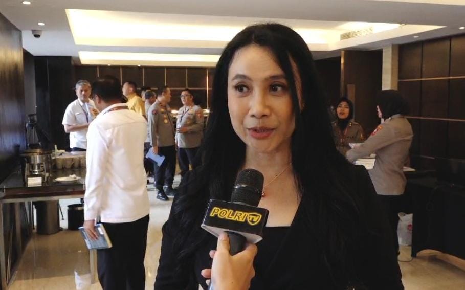 Potret Rustika Herlambang saat melakukan wawancara dengan wartawan. (Redaksi / Kabarterdepan.com)