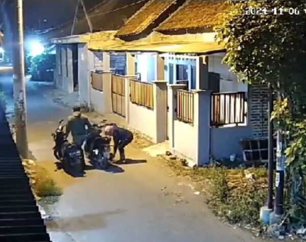 Terekam CCTV, Komplotan Maling Berhasil Gondol Motor di Kamar Kos Mojosari