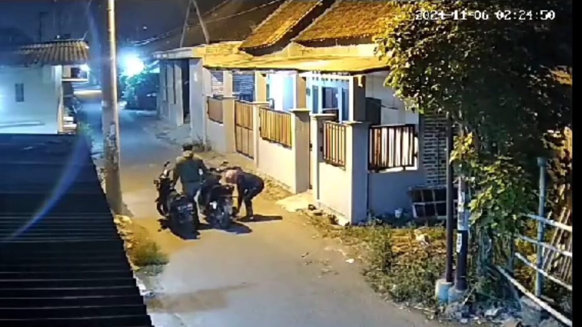 Tangkapan layar rekaman CCTV komplotan maling menggosok gasak motor di Kamar Kos Mojosari, Rabu (6/11/2024) malam (Andy / Kabarterdepan.com) 