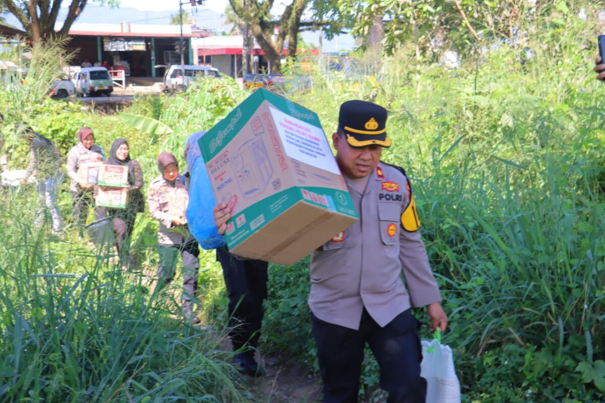 Polres Madina Peduli Korban Kebakaran Rumah di Desa Darussalam