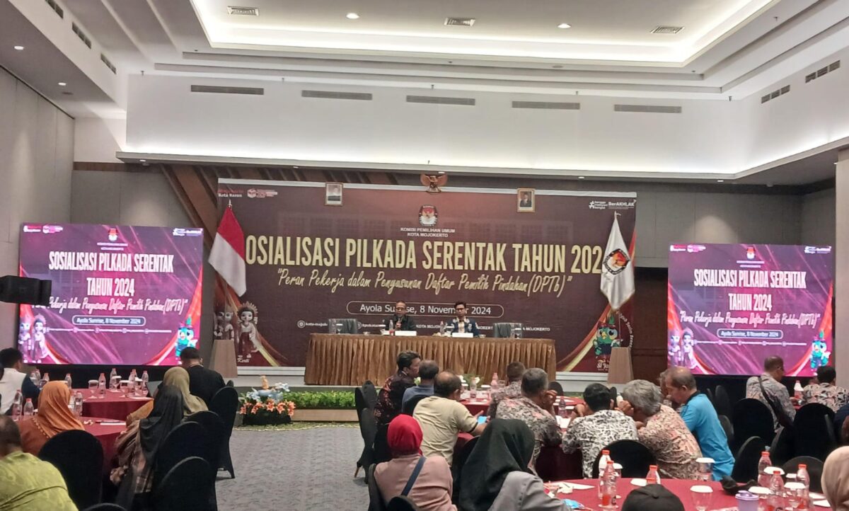 Potret kegiatan sosialisasi PILKADA bersama anggota KPU di hotel Ayola Sunrise, Jumat (08/11/2024). (Firda / Kabarterdepan.com)