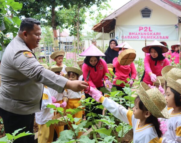 Kapolres Pamekasan Dukung Inisiatif Pekarangan Pangan Lestari Bhayangkari untuk Ketahanan Pangan