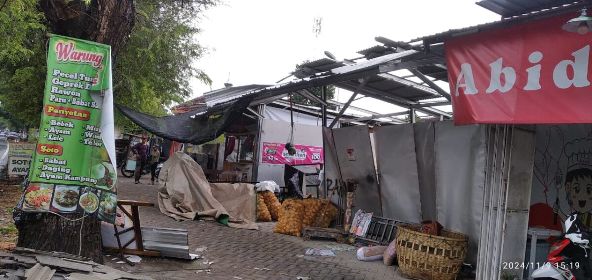 Atap rumah dan warung milik warga yang rusak akibat diterjang angin puting beliung di Desa Simbaringin, Kecamatan Kutorejo, Kabupaten Mojokerto, Sabtu (9/11/2024) sore (Andy / Kabarterdepan.com) 