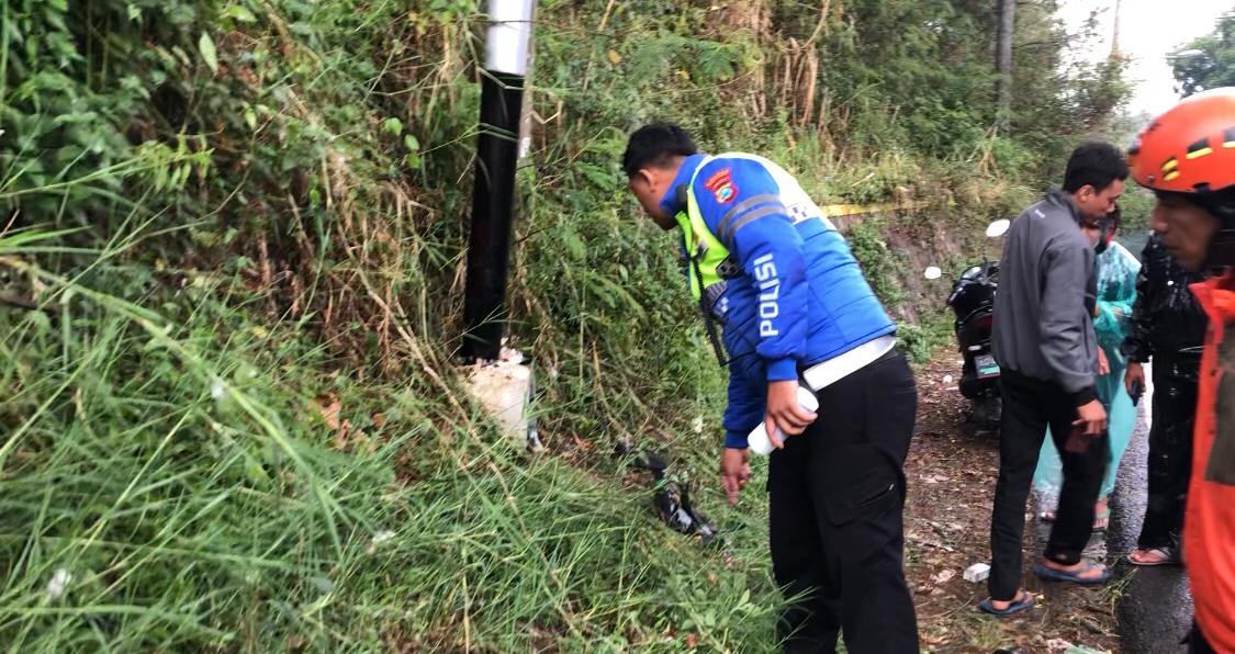 jalur turunan jalur Pacet - Cangar, Kecamatan Pacet Kabupaten Mojokerto, Minggu (10/11/2024) siang (Andy / Kabarterdepan.com)