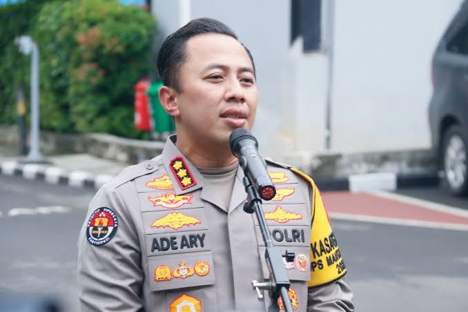 Potret Kombes Ade Ary saat mengkonfirmasi telah melakukan penangkapan dua pelaku judi online. (Redaksi / Kabarterdepan.com)