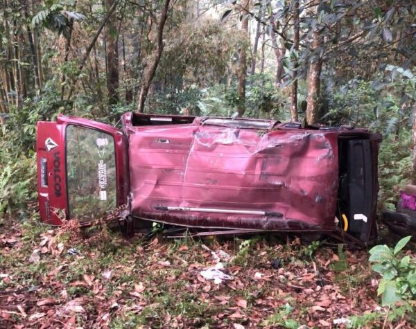 Alami Rem Blong, Mobil Berpenumpang 9 Orang Terjun ke Jurang Pacet, 3 Terluka