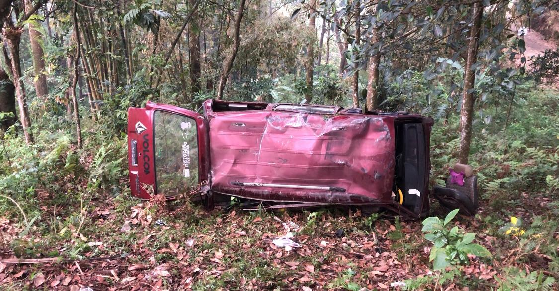 Kondisi mobil usai terjun di jalur turunan Lorokan Dusun Pacet Selatan, Desa Pacet, Kecamatan Pacet, Kabupaten Mojokerto, Rabu (13/11/2024) (Andy / Kabarterdepan.com) 