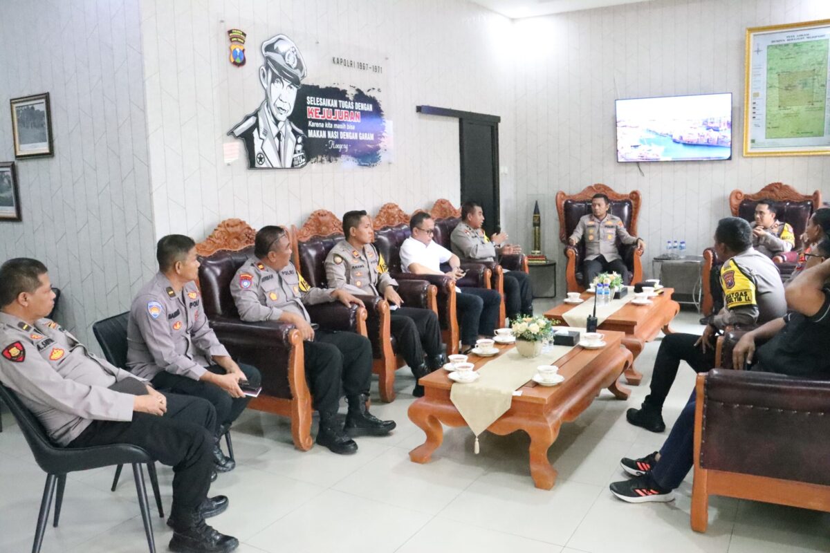 Potret Kapolres Mojokerto Kota saat berunding akan mengadakan Coffee Morning. (Redaksi / Kabarterdepan.com)