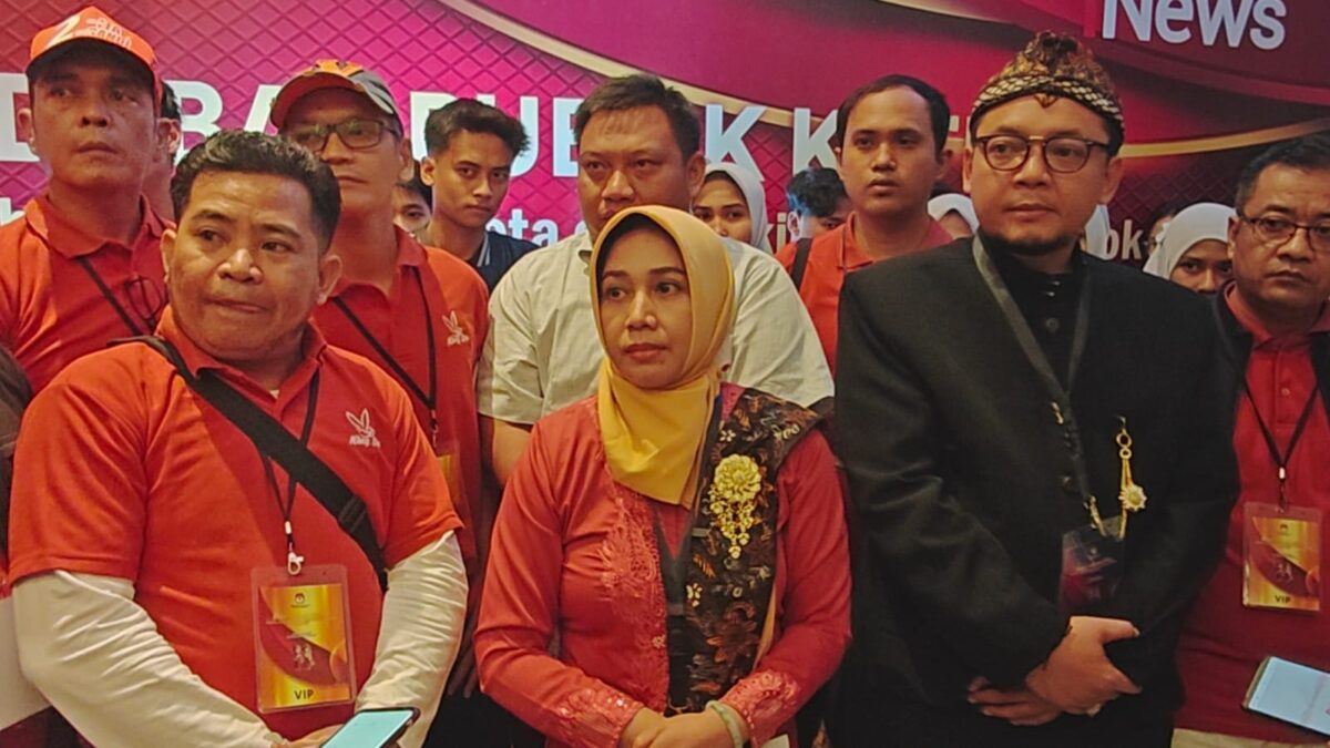 Paslon nomor urut 2 Pilwali Mojokerto, Ning Ita - Cak Sandi saat konferensi pers, Sabtu (16/11/2024) malam di Ayola Sunrise Mojokerto Hotel (Redaksi / Kabarterdepan.com) 