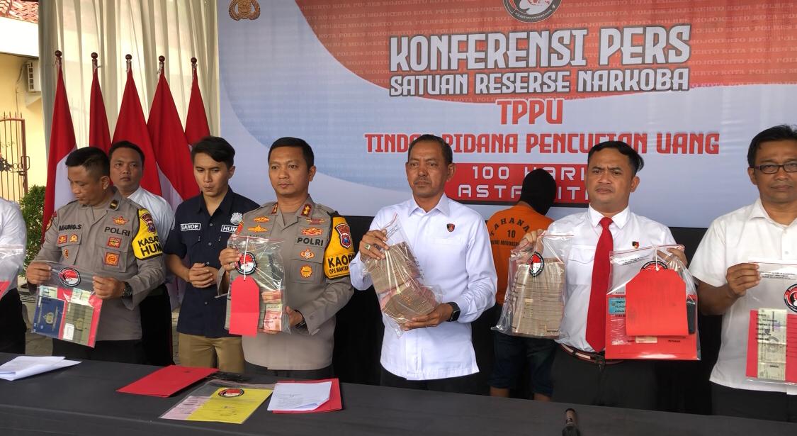 Konferensi Pers Tinda Pidana Pencucian Uang kasus narkoba senilai Rp 2 Miliar di Polres Mojokerto Kota (Andy / Kabarterdepan.com)