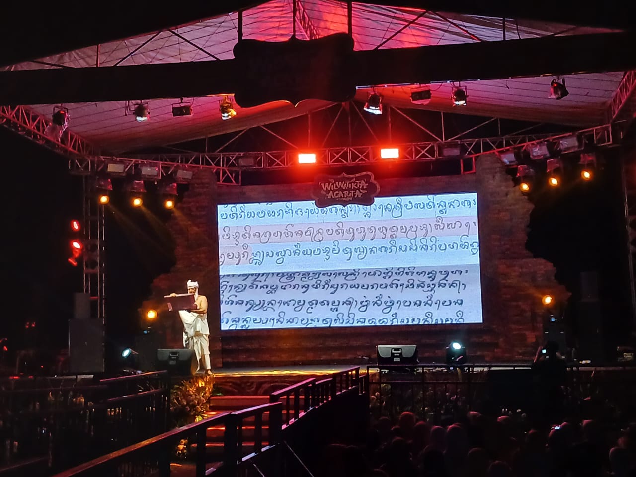 Pembacaan Kakawin Negarakertagama dalam acara Wilwatikta Acarita di Lapangan Raden Wijaya, Surodinawan, Kecamatan Magersari Kota Mojokerto, Minggu (18/11/2024) (Redaksi / Kabarterdepan.com) 