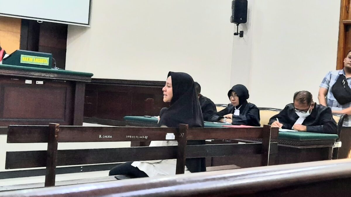 Potret terdakwa Briptu Dila yang sedang memberikan saksi sambil menangis. (Firda / Kabarterdepan.com)