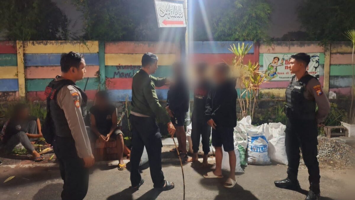 IMG 20241121 WA0074 1 1 Potret polres Mojokerto bersama 5 remaja dibawah umur yang terlibat dalam aksi tawuran. (Redaksi / Kabarterdepan.com)