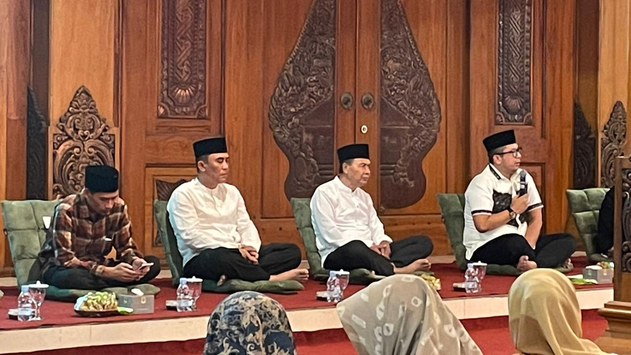 Potret bapak PJ walikota mojokerto beserta jejerannya yang memimpin jalannya doa bersama. (Dilah / Kabarterdepan.com)