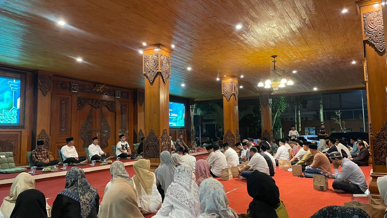 Keadaan acara doa bersama yang dihadiri oleh beberapa pegawai. (Dilah / Kabarterdepan.com)