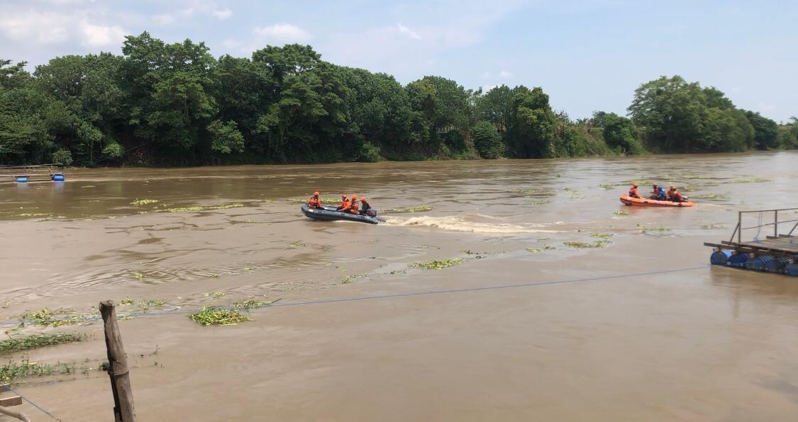 Tim gabungan dari BASARNAS dan relawan saat melakukan pencarian korban di aliran sungai Brantas, Jumat (22/11/2024) sore (Andy / Kabarterdepan.com)