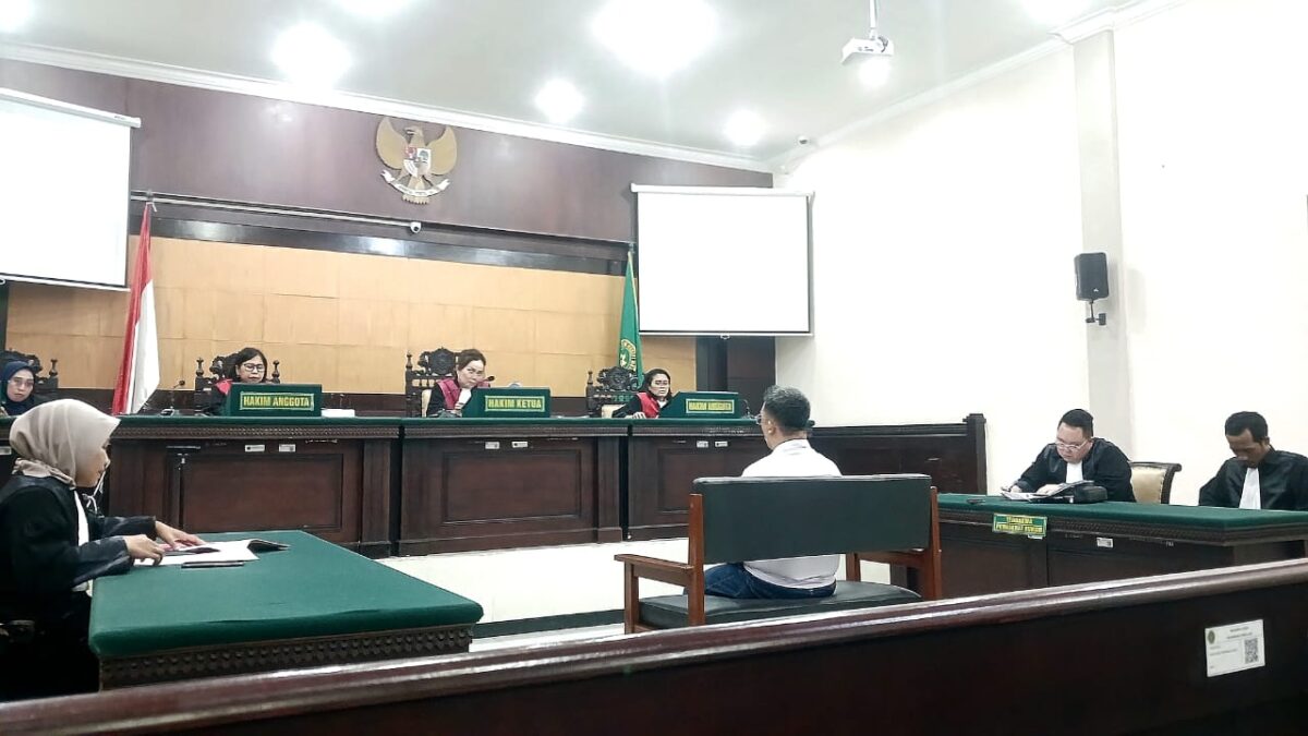 Potret Herman Budiyono saat dibacakan tuntutan oleh jaksa penuntut umum (JPU). (Firda / Kabarterdepan.com)