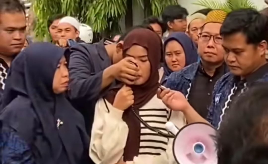 Dita dan Nurmi saat klarifikasi secara langsung di depan dosen dan mahasiswa Dharmajaya. ( @milala_19 / Kabarterdepan.com )