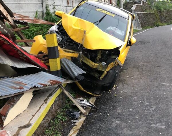 Kondisi mobil usai menabrak depan rumah warga di jalur turunan Desa Pacet, Kecamatan Pacet, Kabupaten Mojokerto, Rabu (27/11/2024) sore (Andy / Kabarterdepan.com)