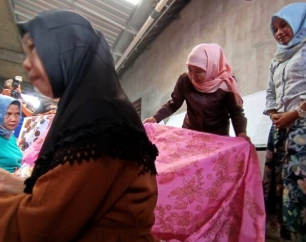Khofifah Apresiasi Perajin Batik di Sidoarjo