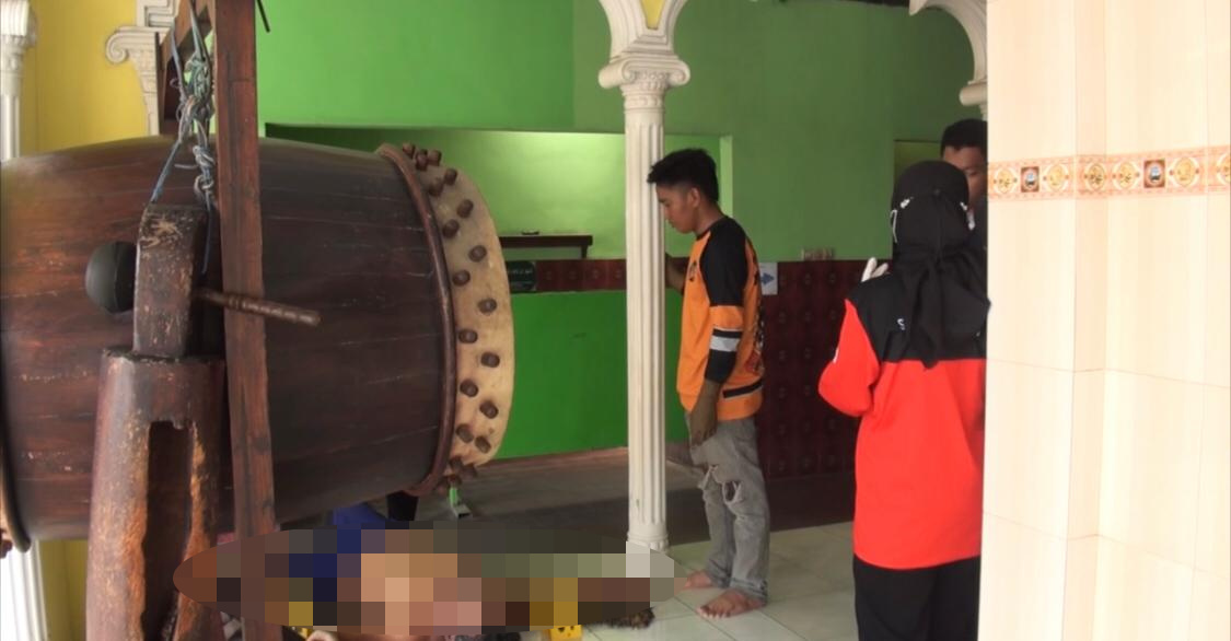 Korban, Yoyok Sudarmanto (61) saat ditemukan tak bernyawa di bawah bedug Masjid Baitunnajah Desa Jabon, Kecamatan Mojoanyar, Kabupaten Mojokerto, Sabtu (2/11/2024) kemarin pagi (Redaksi / Kabarterdepan.com) 