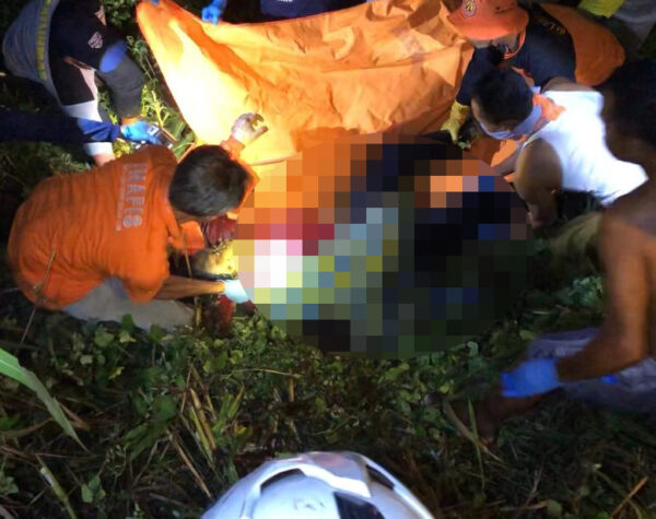 Proses evakuasi korban di parit, Desa Kedungmungal, Kecamatan Pungging, Kabupaten Mojokerto, Selasa (26/11/2024) malam (Andy / Kabarterdepan.com)