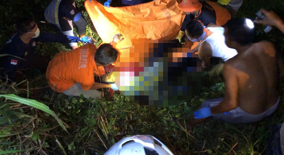 Proses evakuasi korban di parit, Desa Kedungmungal, Kecamatan Pungging, Kabupaten Mojokerto, Selasa (26/11/2024) malam (Andy / Kabarterdepan.com)