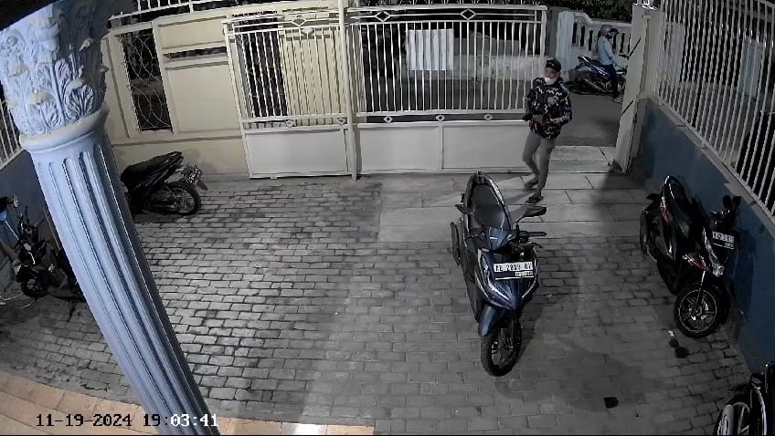 Kondisi pelataran atau halaman rumah kos di Kelurahan Wonokusumo, Kecamatan Mojosari, Kabupaten Mojokerto, pada Selasa (18/11/2024) kemarin malam (Andy / Kabarterdepan.com)