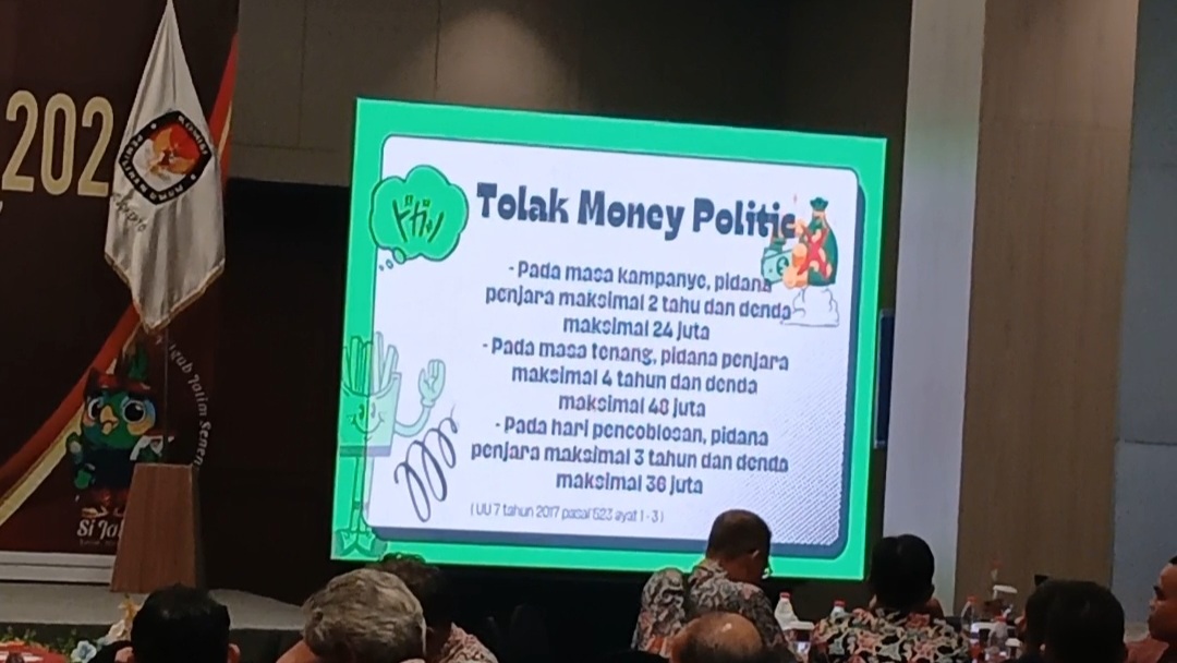 Potret PPT Muhammad Zahroni tentang money politik. (Firda / Kabarterdepan.com)