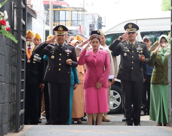 Tabur Bunga di TMP Suropati, Kapolres Batu Ajak Teladani Jasa Pahlawan