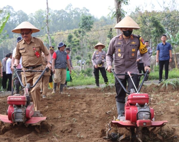 Dukung Ketahanan Pangan, Polres Batu Bersama Dinas Pertanian Aktifkan Lahan Tidur di Desa Oro-oro Ombo