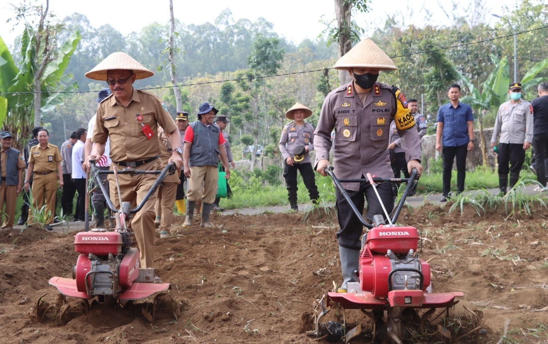 Dukung Ketahanan Pangan, Polres Batu Bersama Dinas Pertanian Aktifkan Lahan Tidur di Desa Oro-oro Ombo