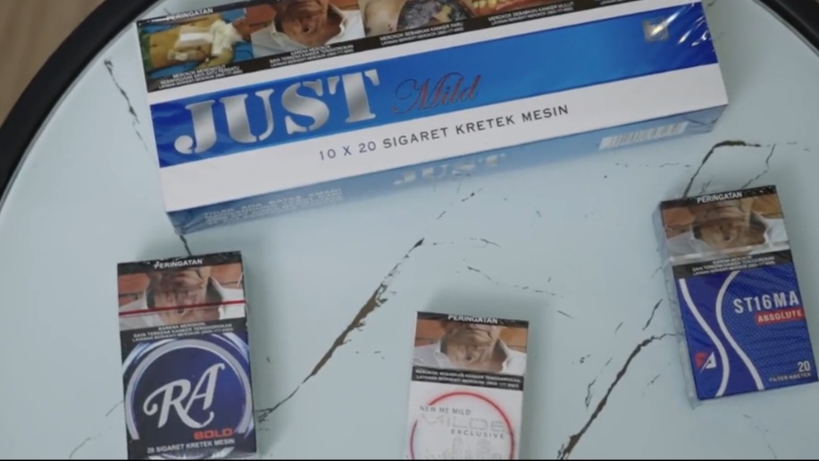 Contoh rokok ilegal yang sedang di hancurkan. (Redaksi / Kabarterdepan.com)