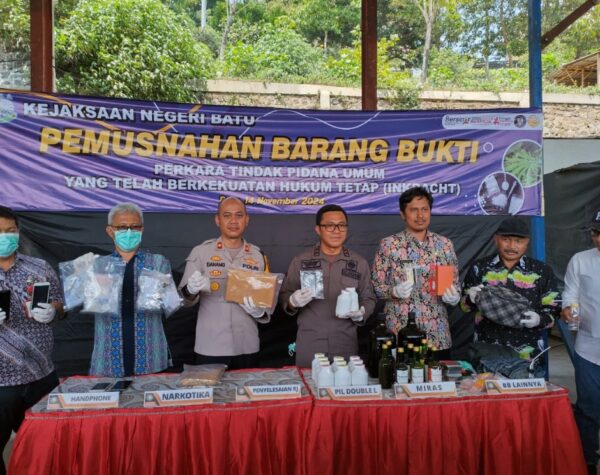 Kejari Batu Musnahkan Barang Bukti yang Inkrah, Ada Senjata Tajam hingga Narkotika