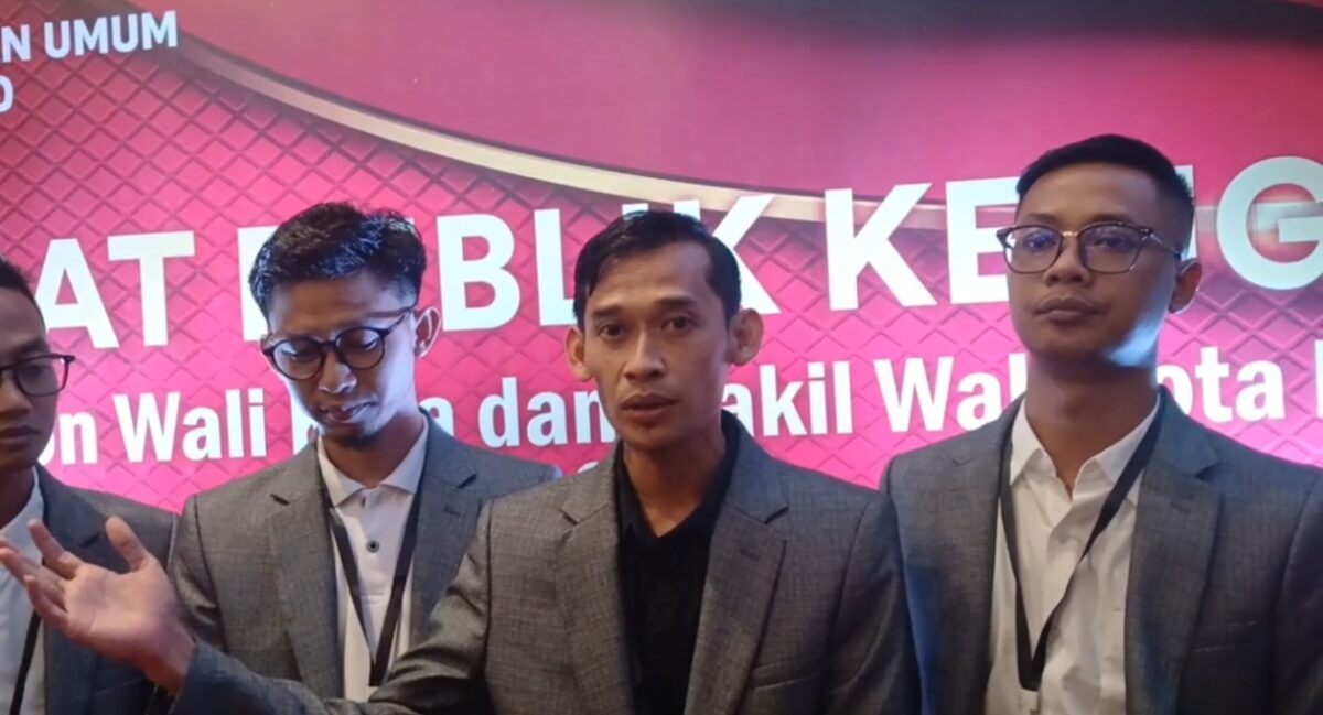 Ketua KPU Kota Mojokerto, Usmuni didampingi komisioner saat konferensi pers usai debat publik ke-3 Pilwali Mojokerto, Sabtu (16/11/2024) malam (Redaksi / Kabarterdepan.com) 