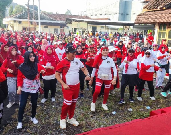 Ribuan Emak-emak di Jember Antusias Ikuti Senam dan Mlaku Bareng Calon Bupati Hendy Siswanto