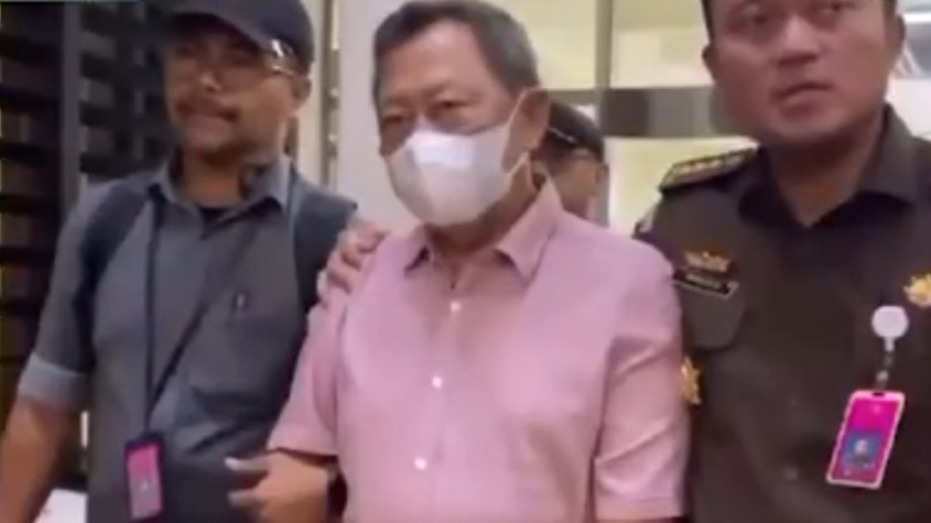 Potret penangkapan Hendry Lie mantan pimpinan Sriwijaya Air. (@informasi.com / Kabarterdepan.com
