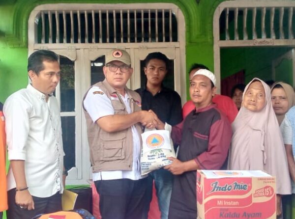 Bentuk Kepedulian, BPBD Madina Serahkan Bantuan kepada Korban Musibah kebakaran di Siabu