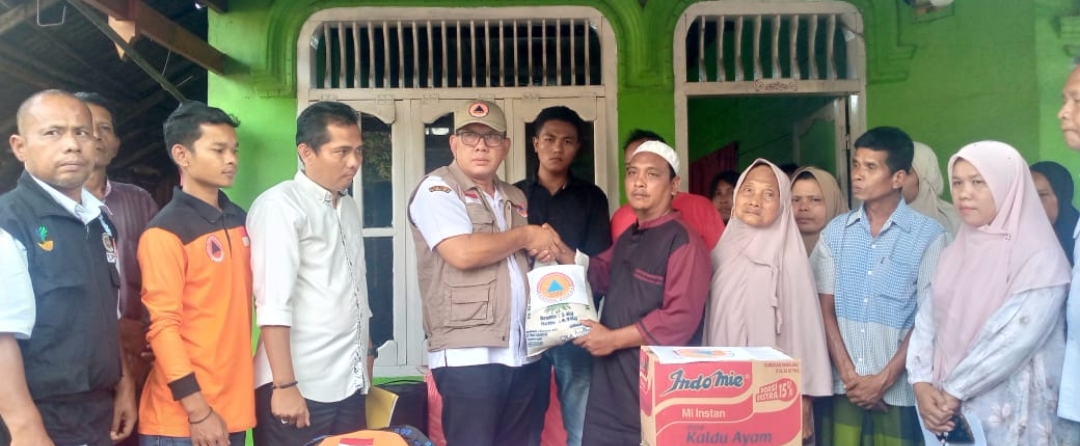 Bentuk Kepedulian, BPBD Madina Serahkan Bantuan kepada Korban Musibah kebakaran di Siabu